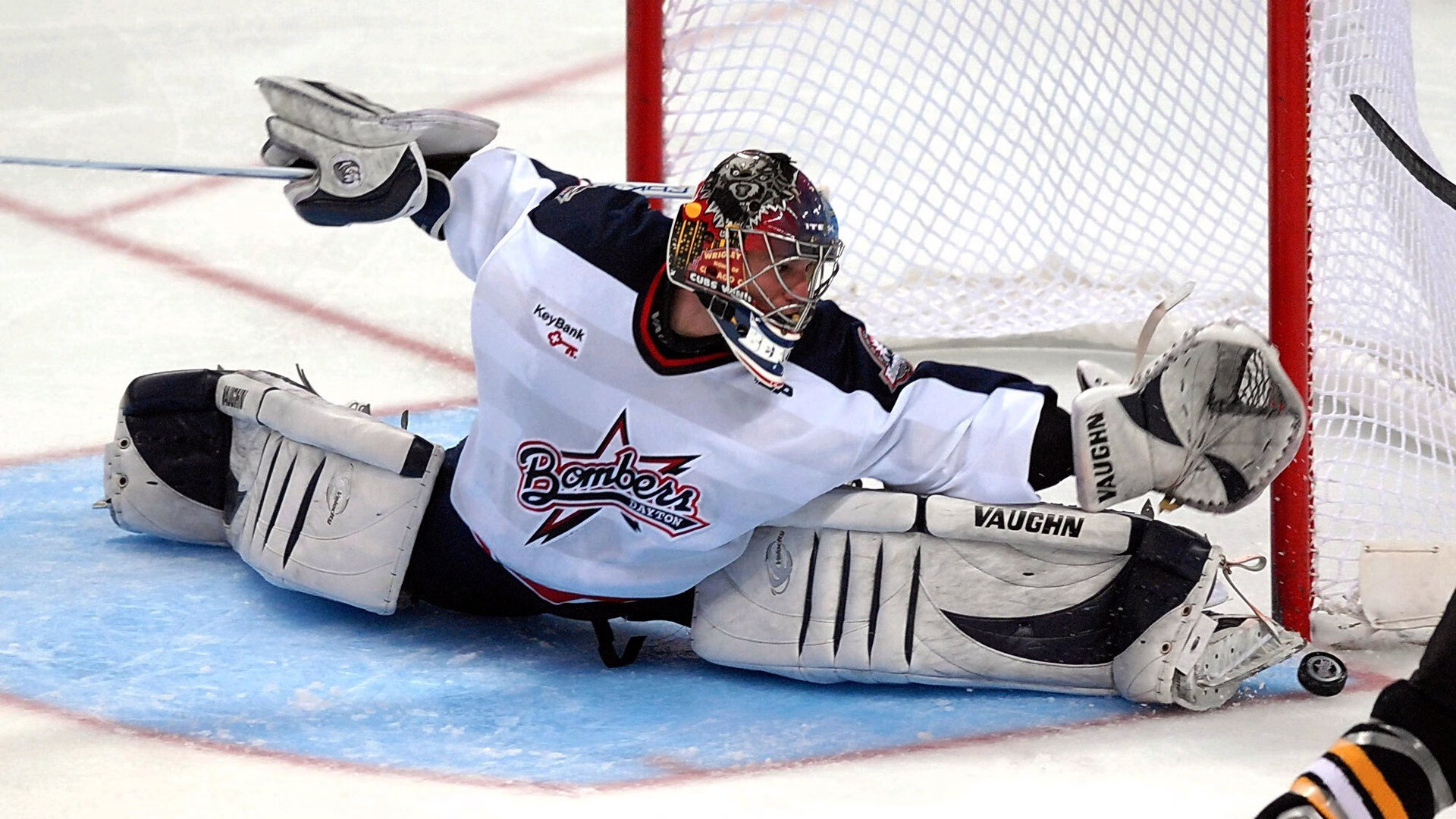 勇士队全力拼搏，追逐历史三连冠，勇士4年夺三冠对手